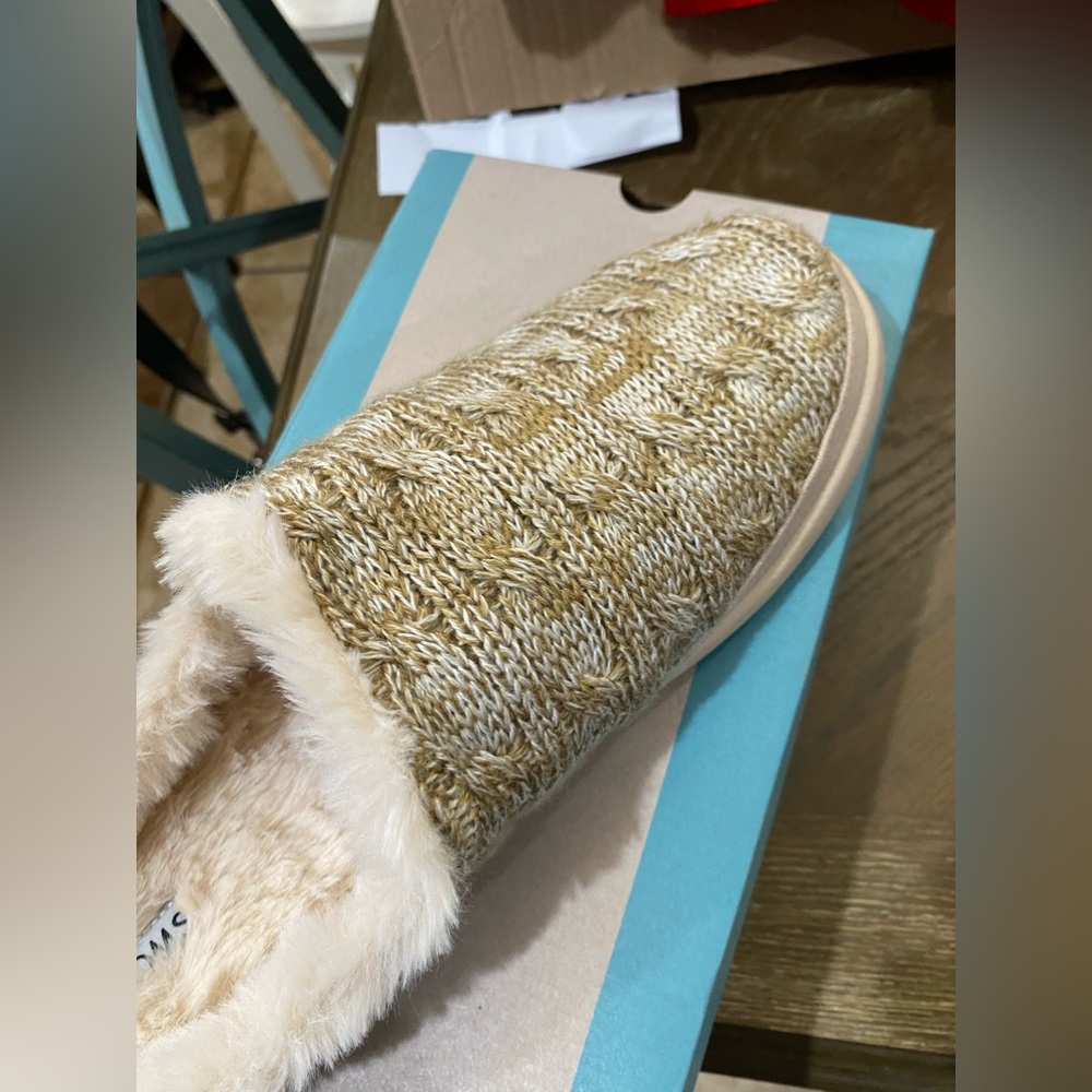 Tom’s women slippers